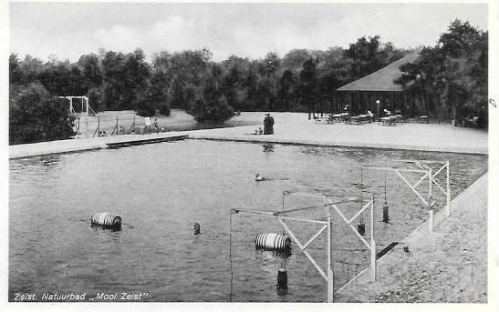 Vollenhoven-Mooi Zeist 0001, Zeist Natuurbad Mooi Zeist. 1937.jpg - Natuurbad “Mooi Zeist” met gezicht op paviljoen was het 2e zwembad van Zeist. Het bad was een particulier initiatief van de heer J.A. van Essen en lag aan de Utrechtseweg tegenover de Kroostweg. In 1932 opende het zwembad, met hotel, restaurant, speeltuin en zandstrand haar deuren onder grote belangstelling. In de jaren 80 moest het plaats maken voor nieuwbouw, deze woningen zoals de Bachlaan, Beethovenlaan zijn in 1986 gebouwd. Het enigste wat er over gebleven is het hotel dat is nu Villa Mooi Zeist en het paviljoen waar het restaurant en kleedkamers waren, zit nu het Indische Restaurant Mooi Zeist.  Opname van 1937.